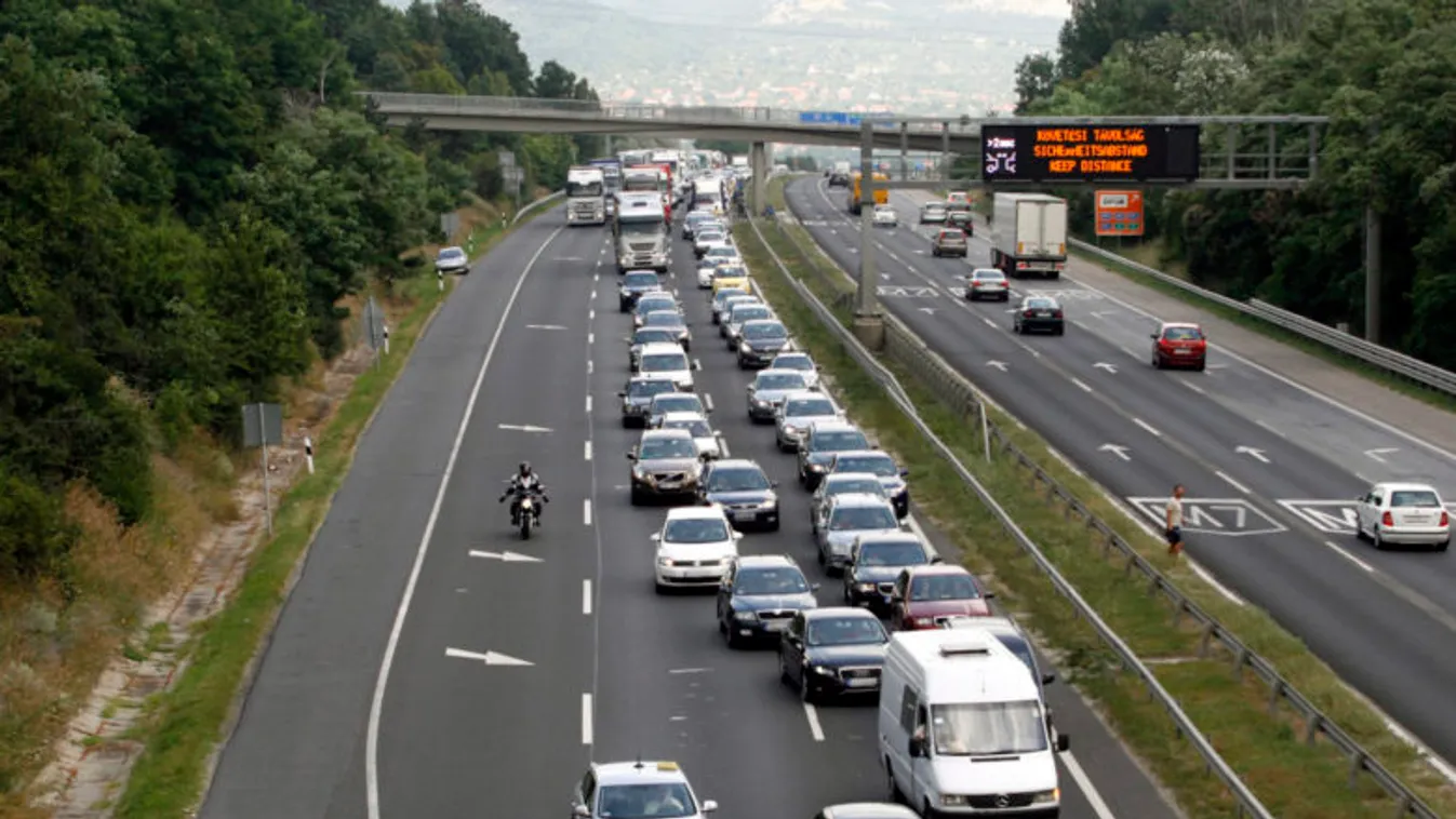 Óránként négyezer autó zúdul az M7-esre hétvégén