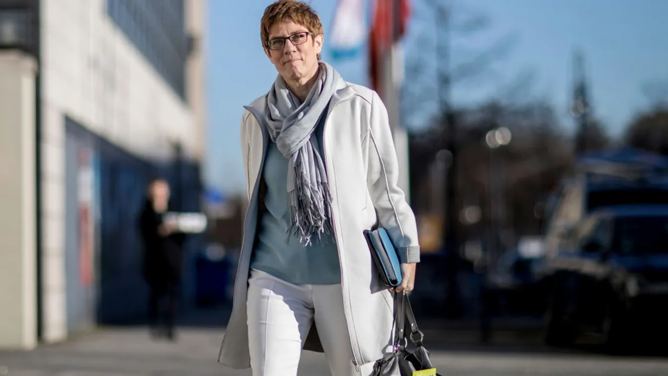 Annegret Kramp-Karrenbauer átvette miniszteri kinevezését