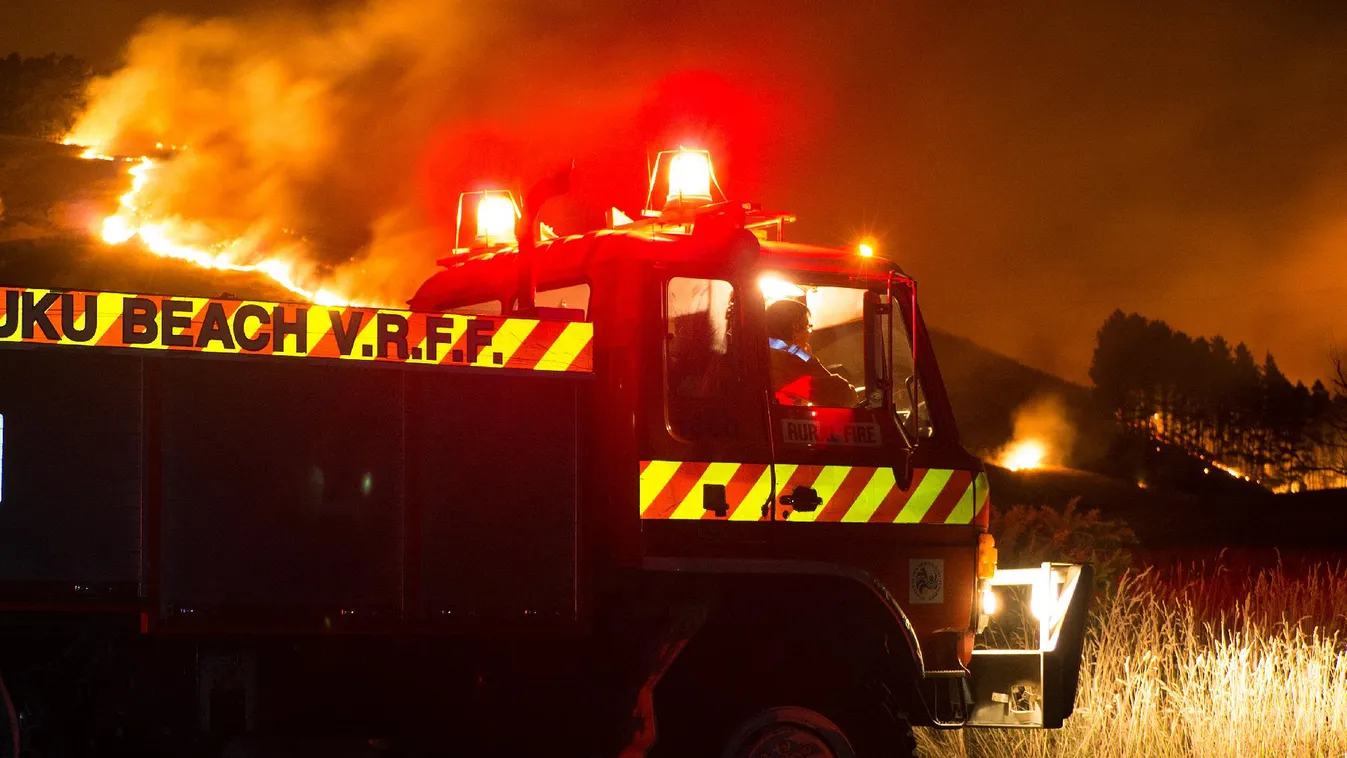 Több mint tízezer nyaralót evakuáltak Pag szigetén a tűz miatt