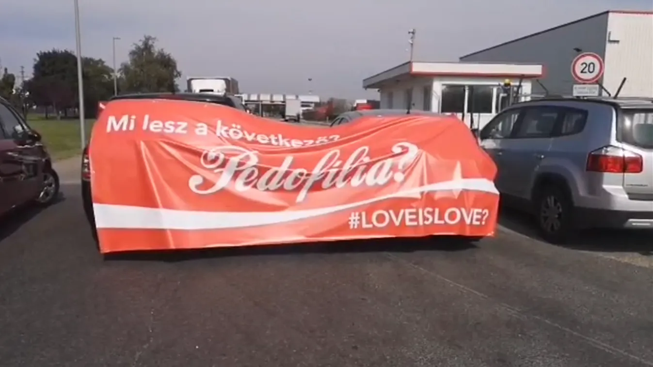 Eltorlaszolták a Coca-Cola főbejáratát