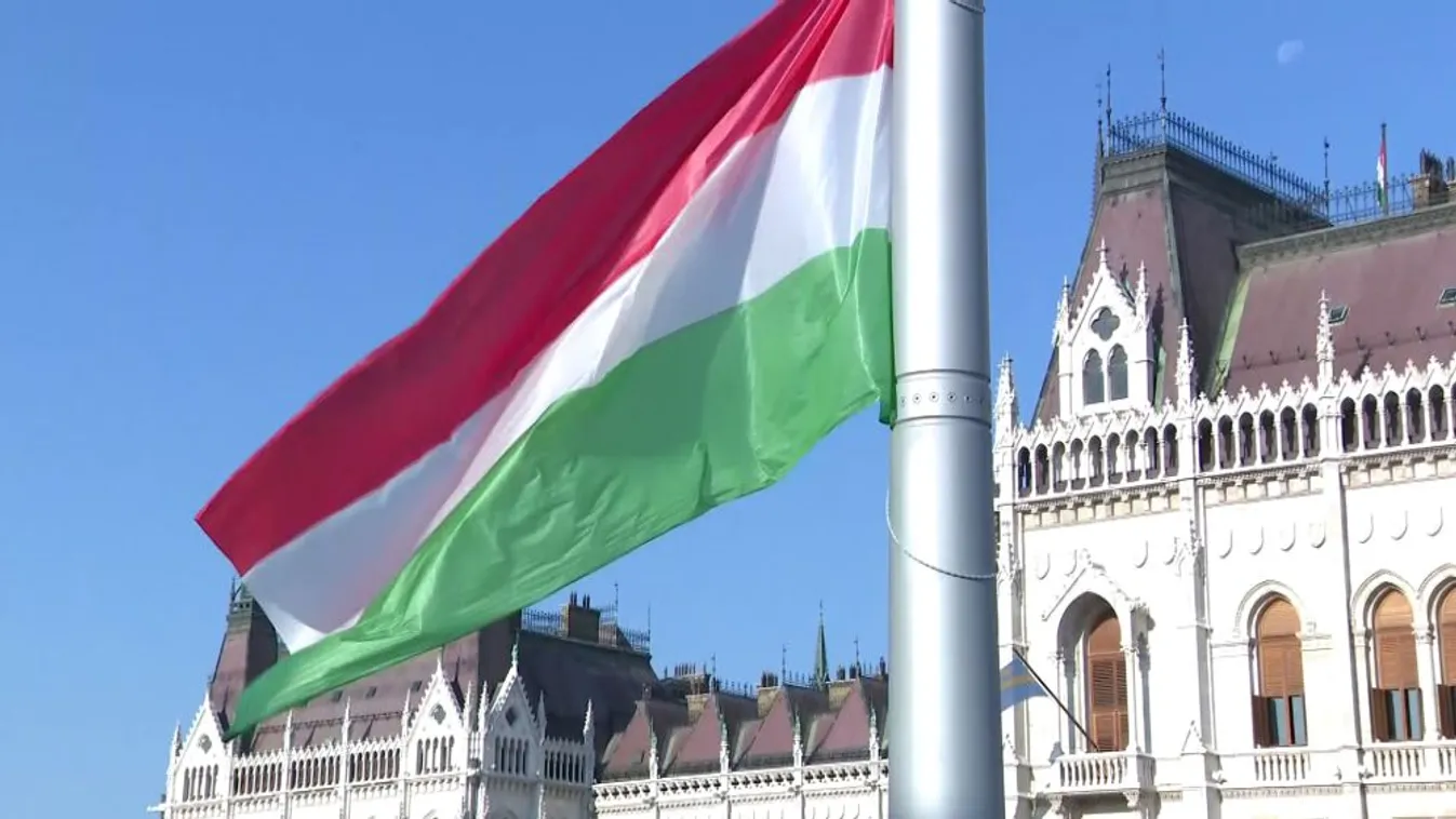 Felvonták a nemzeti lobogót az Országház előtt