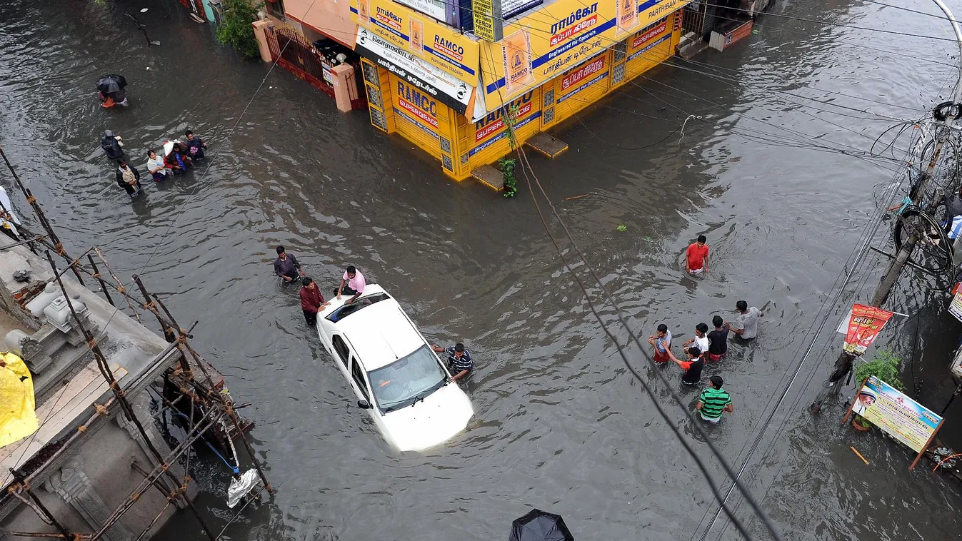 Özönvízszerű esőzés okozott több halálos áldozattal járó árvizet Közép-Kínában