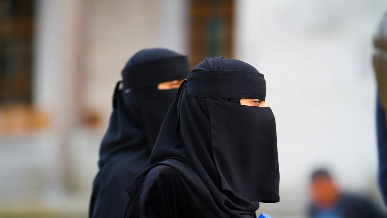 Hollandiában érvénybe lépett az arcot eltakaró kendők viselésének tilalma