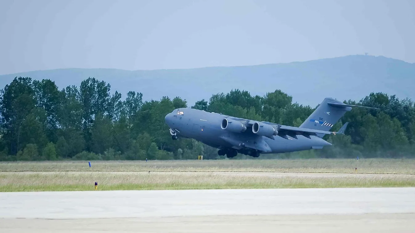 Madarak miatt kényszerleszállást hajtott végre egy utasszállító repülőgép Moszkvánál