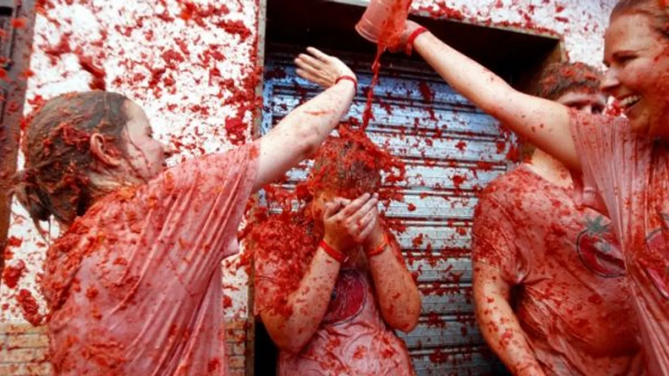 Hét kamionról öntötték a paradicsomot a "csatázók" közé a spanyolországi Bunolban