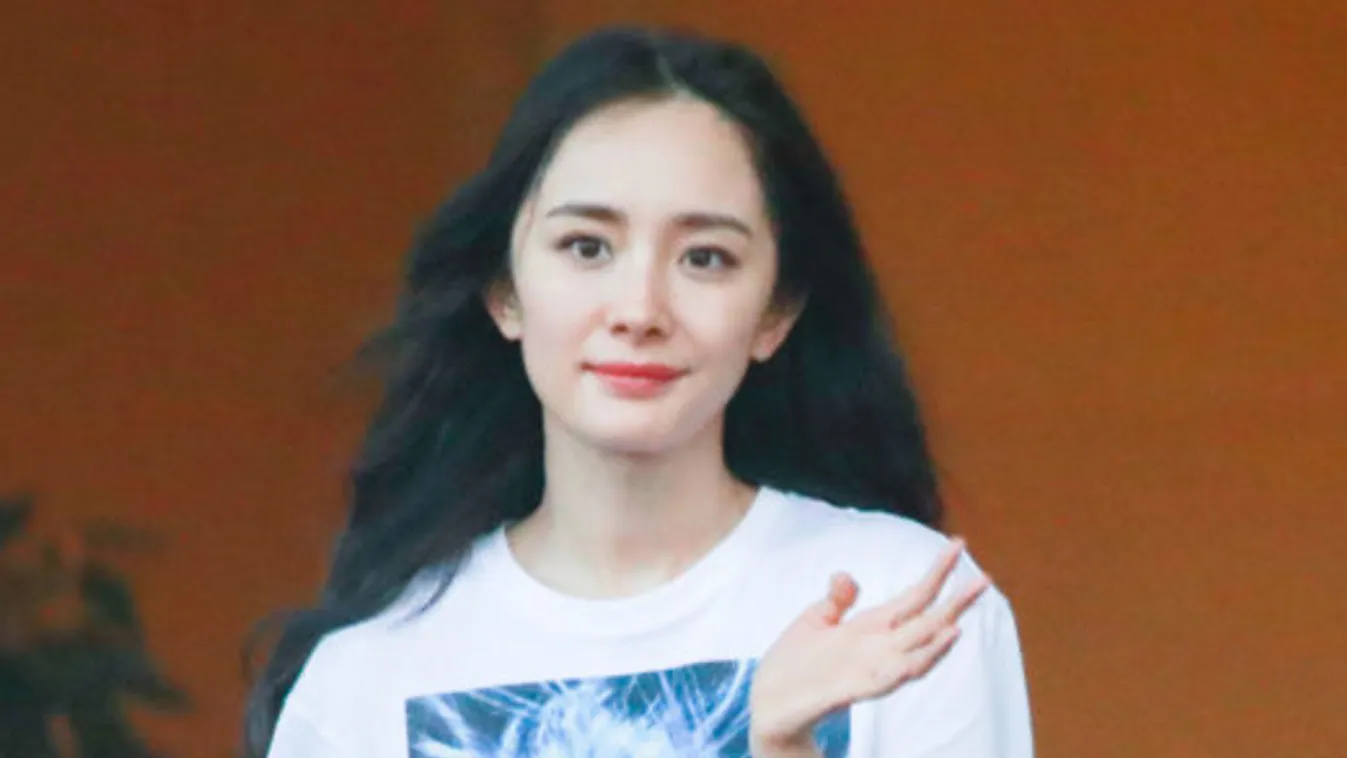 Felbőszítette, de megkövette Pekinget a Versace