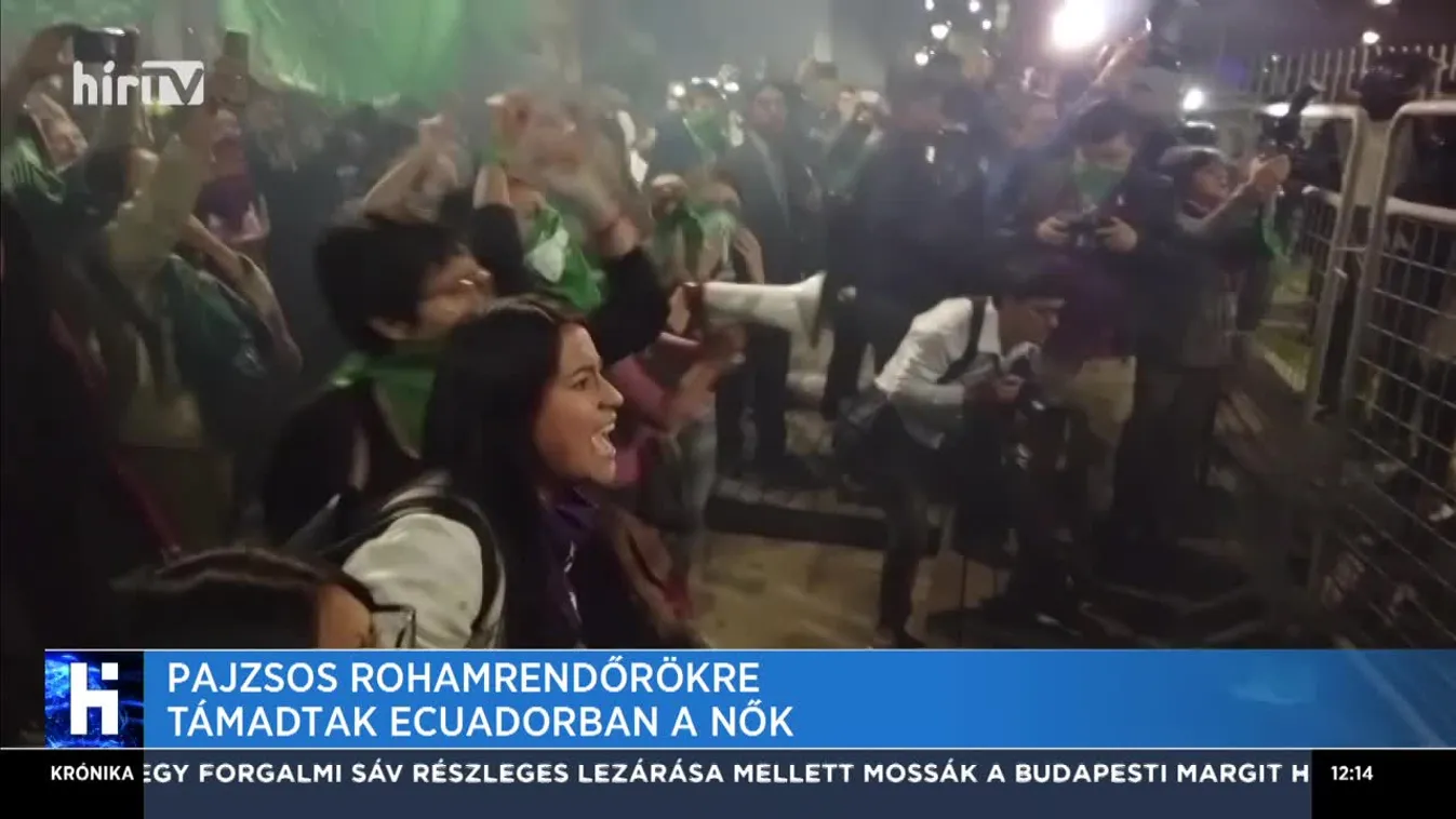 Pajzsos rohamrendőrökre támadtak Ecuadorban a nők