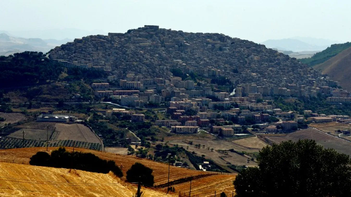 Illegális bevándorlás - Egy civil hajó a tiltás ellenére kikötött az olasz partokon