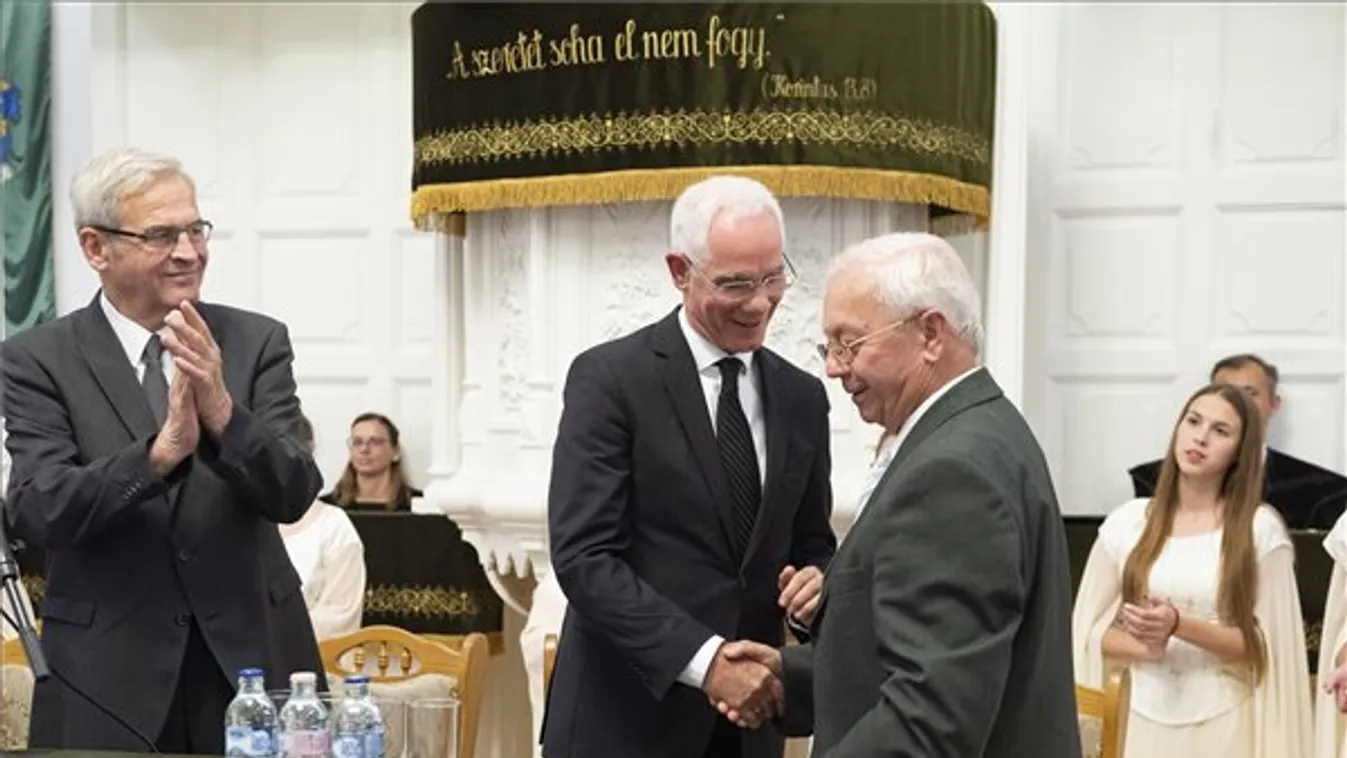 Balog Zoltán református lelkész kapta idén a Tőkés-díjat