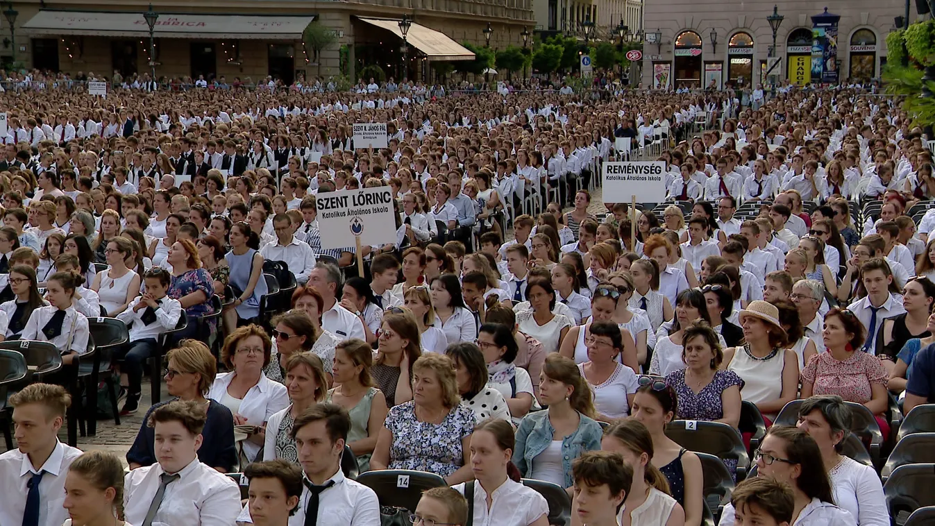 Erdő Péter tanévkezdő szentmisét mutatott be a Szent István-bazilika előtt