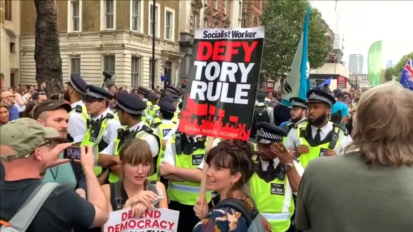 A brit parlament leállítása ellen tüntettek