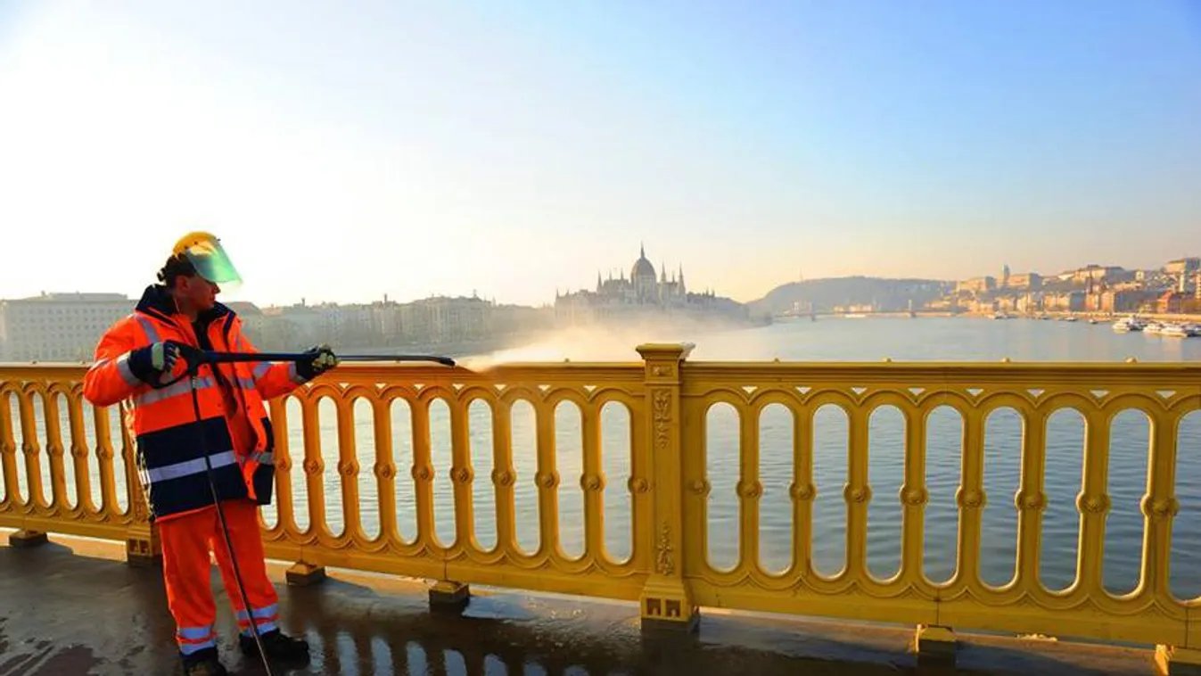 Tisztítják a Margit hidat és a Petőfi hidat a hétvégén