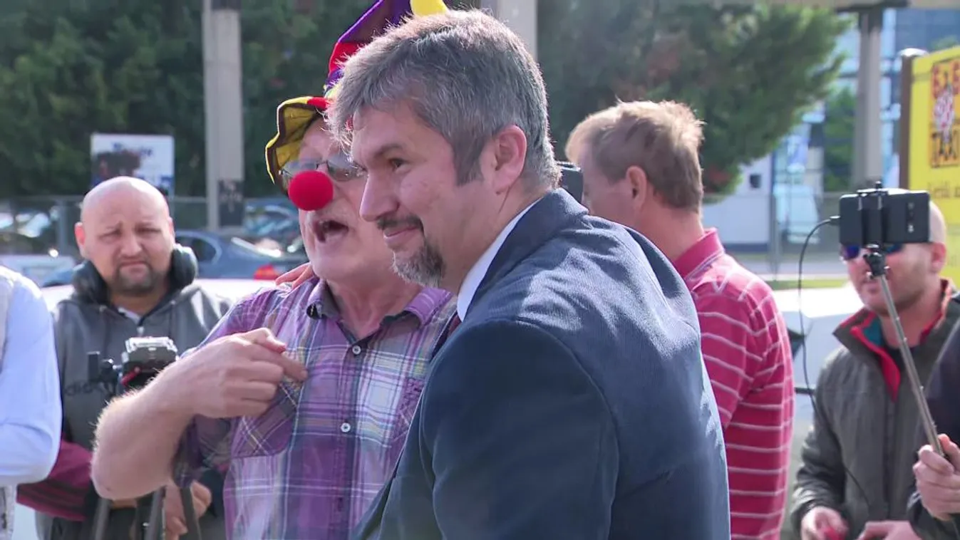 Kiparodizálták az ellenzéki képviselőket az MTVA előtt