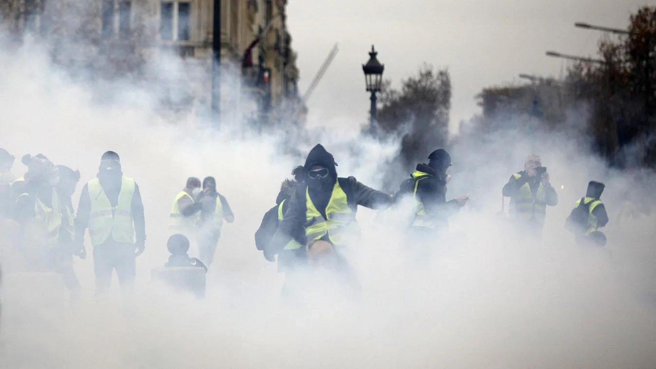 Macron a tüntetéseknek köszönhetően váltott stílust