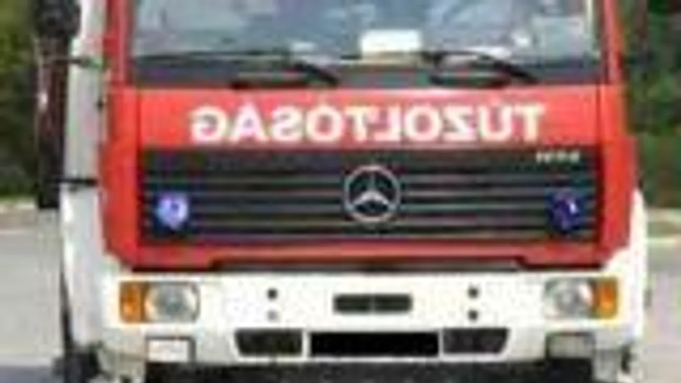 Oldószerek és festékek égtek egy raktárban Kazincbarcika iparterületén