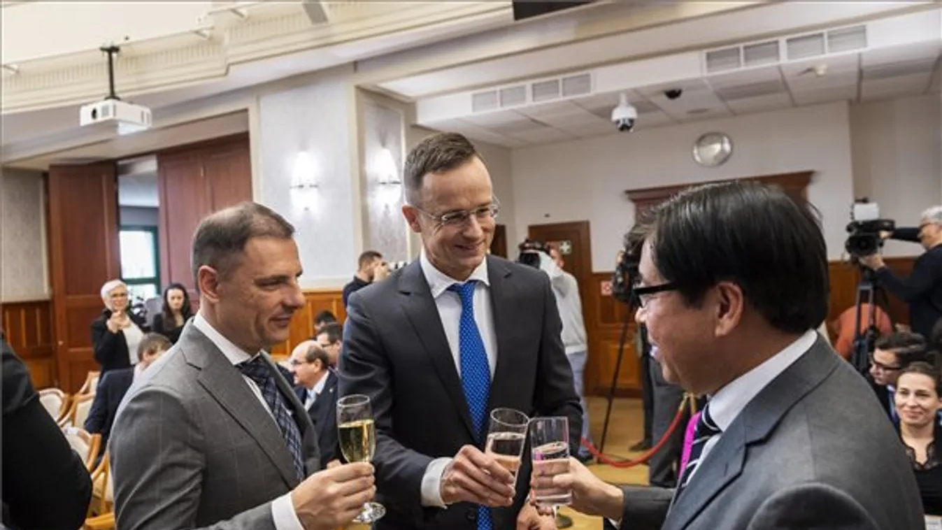 Szijjártó: Bővíti gödi akkumulátorgyártó üzemét a Samsung SDI