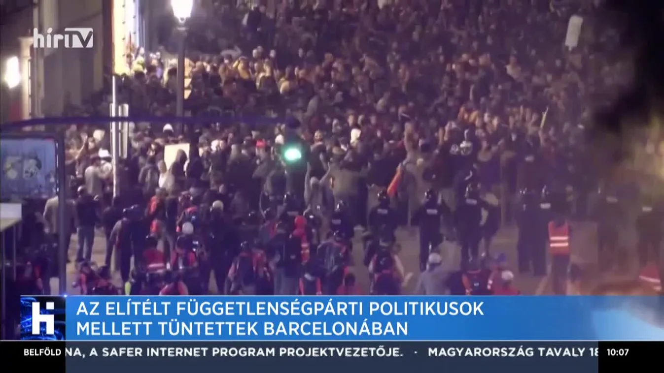 Az elítélt függetlenségpárti politikusok mellett tüntettek Barcelonában