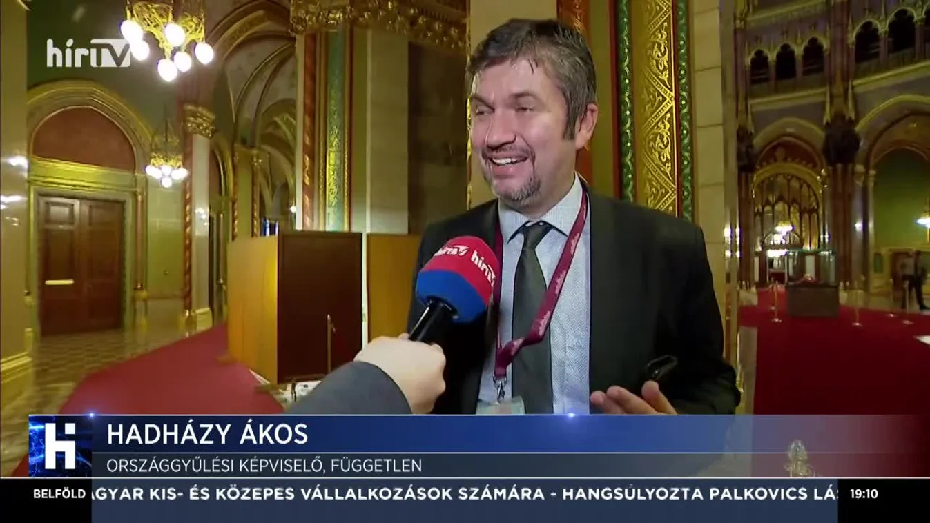 Hadházy trágár feliratot tartott fel az Országgyűlésben