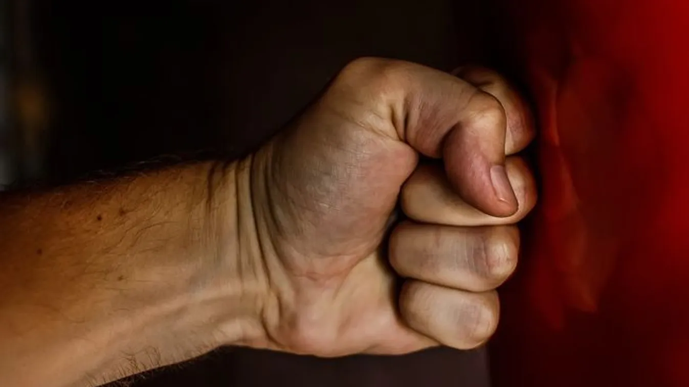 Vádat emeltek egy hódmezővásárhelyi tanár ellen diákja kezének eltörése miatt