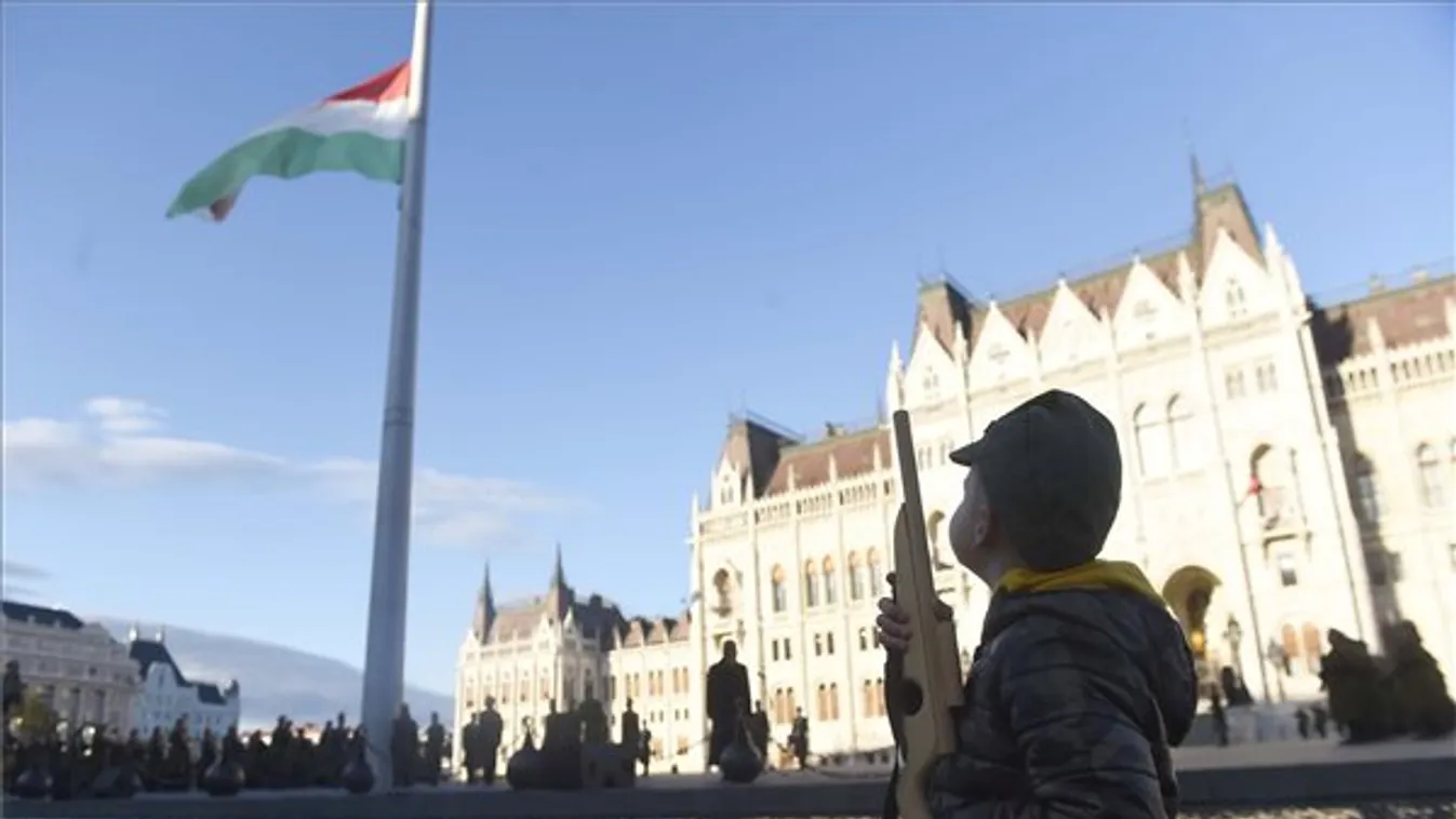 Felvonták, majd félárbocra engedték a nemzeti lobogót a Parlament előtt