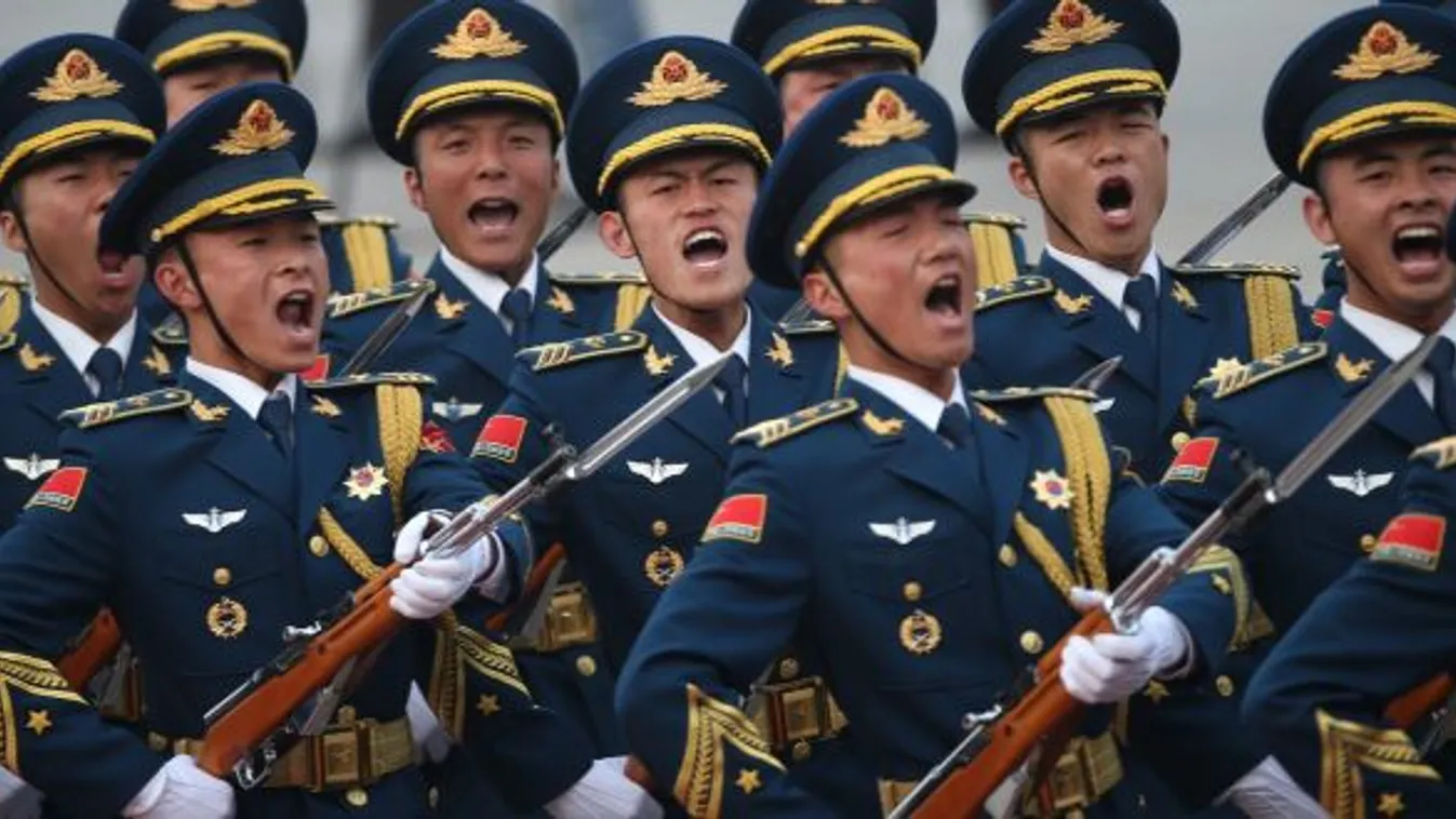 Katonai parádéval ünnepelték Pekingben a hetvenéves Kínai Népköztársaságot