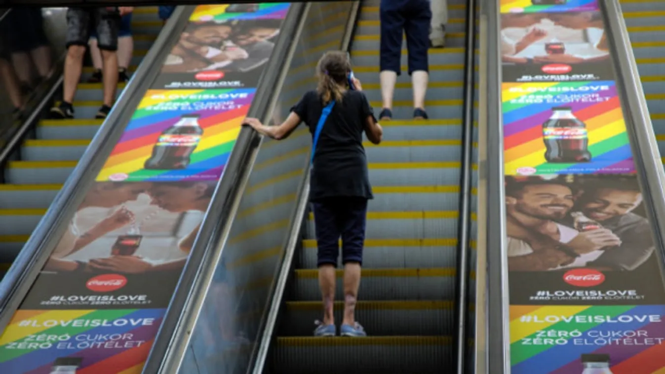 Megbírságolták a Coca-Colát a homoszexuális tartalmú reklámkampánya miatt