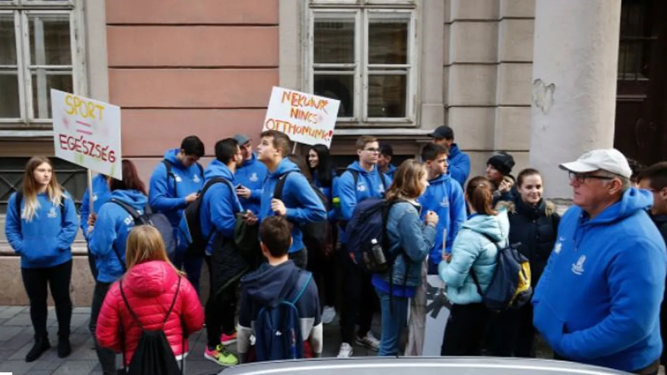 Fiatalok tüntetnek az atlétikai világbajnokság megrendezéséért a Városházánál
