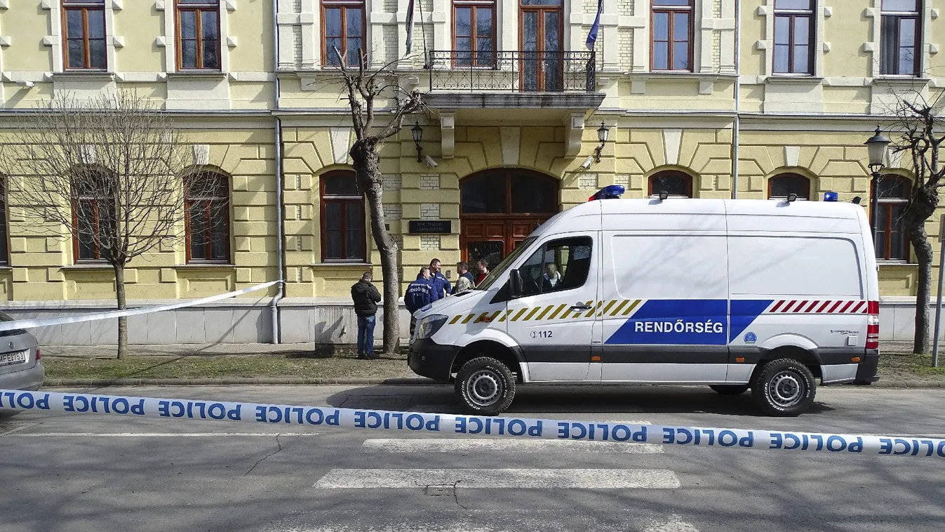 Feltehetően robbanótest került elő a fővárosi Andrássy úton