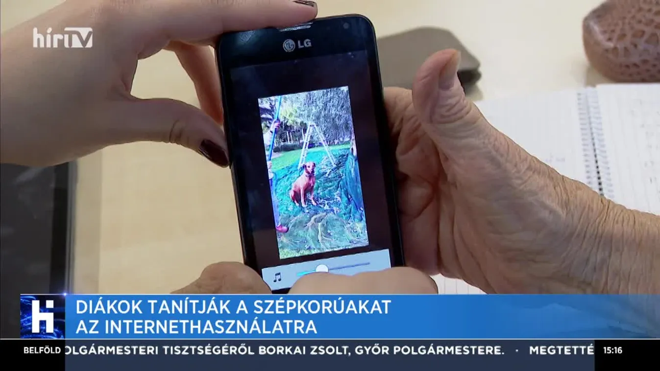 Diákok tanítják a szépkorúakat az internethasználatra