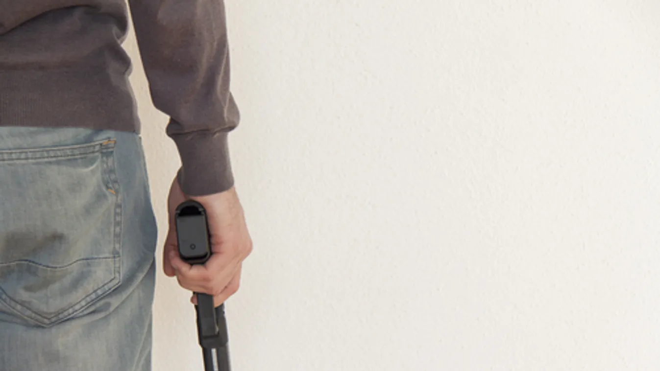 Gázriasztó fegyverrel lövöldözött egy férfi Pécsen