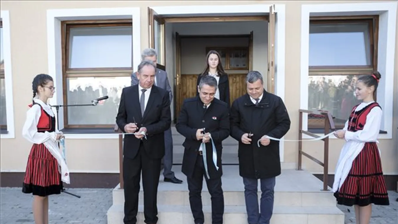 Székelyvarságon felavatták a magyar állam támogatásával felújított iskola épületét