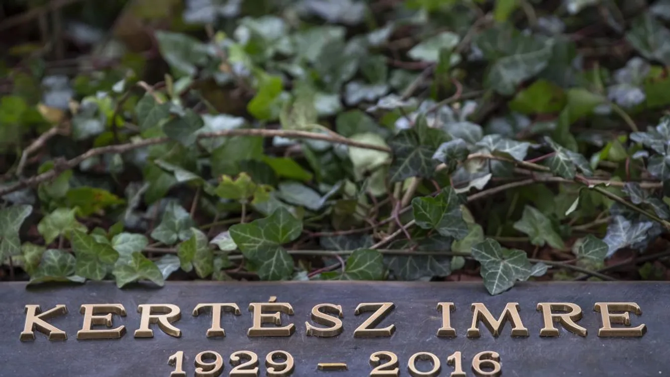 Felavatták Kertész Imre síremlékét Budapesten