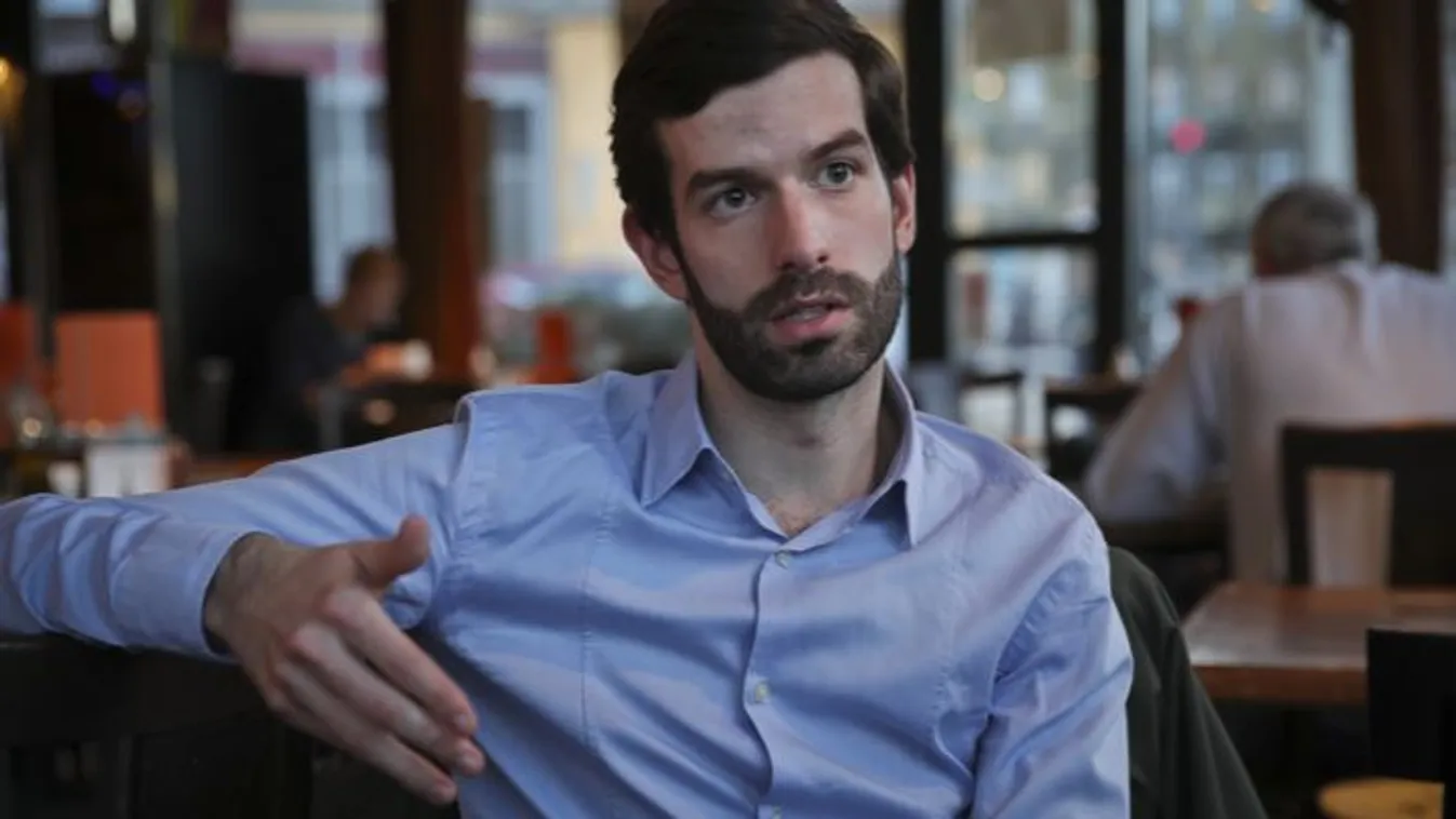 Román politikust támogat Fekete-Győr a magyar jelölttel szemben