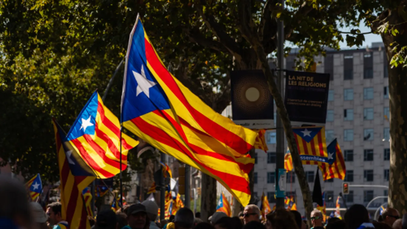 Katalán függetlenségpárti tüntetők vonultak fel a szocialista párt kampányzáró rendezvényének helyszínén Barcelonában