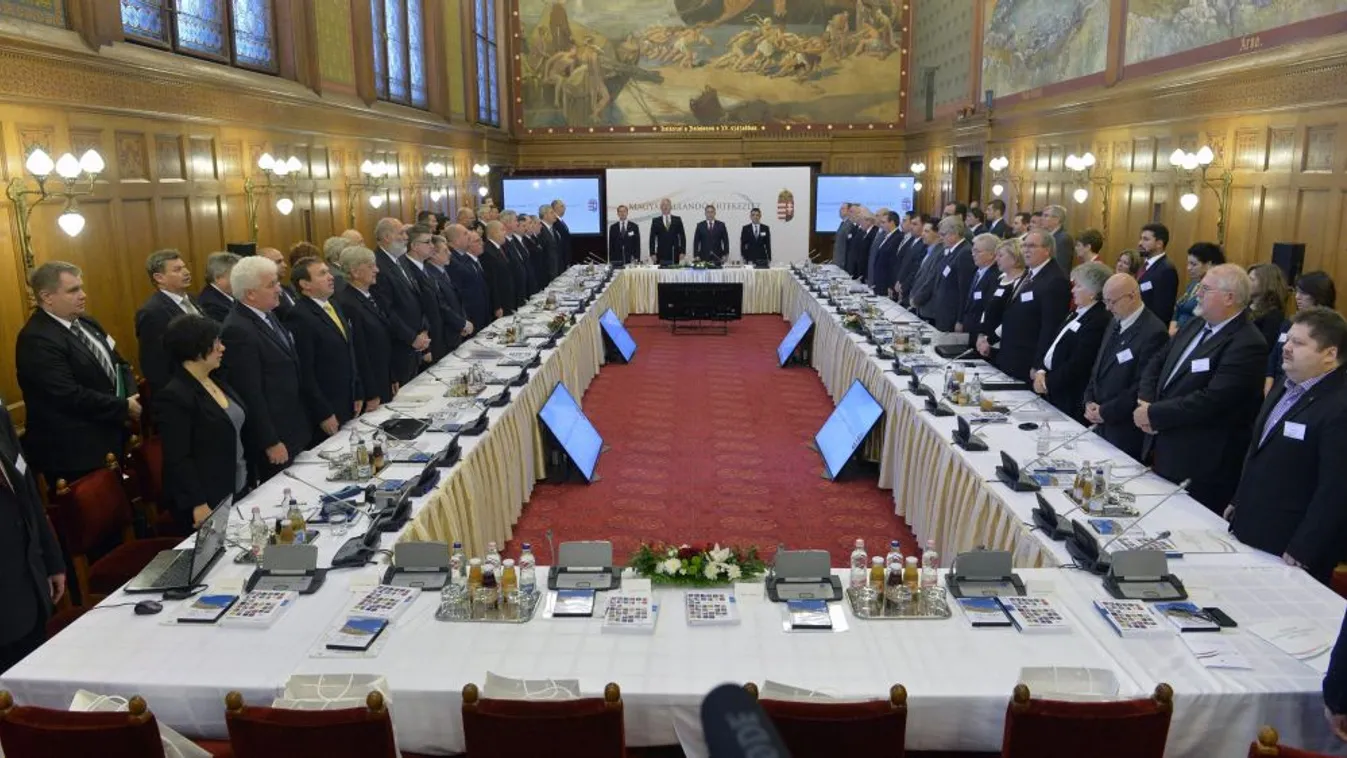 Máért: A magyar politikai pártok a szomszédos államok magyar közösségeit támogassák