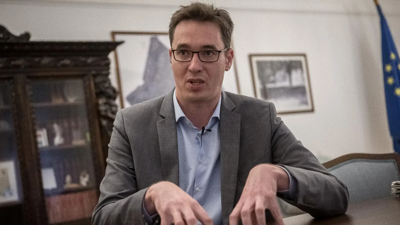 Karácsony: Hozza nyilvánosságra a zaklató nevét a színház!