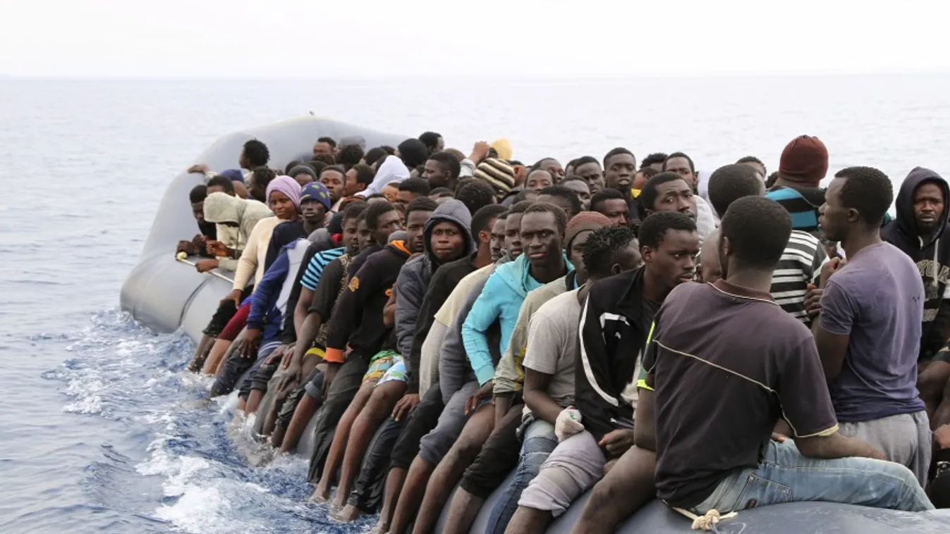 Csaknem 300 migránst mentettek ki a líbiai partoknál