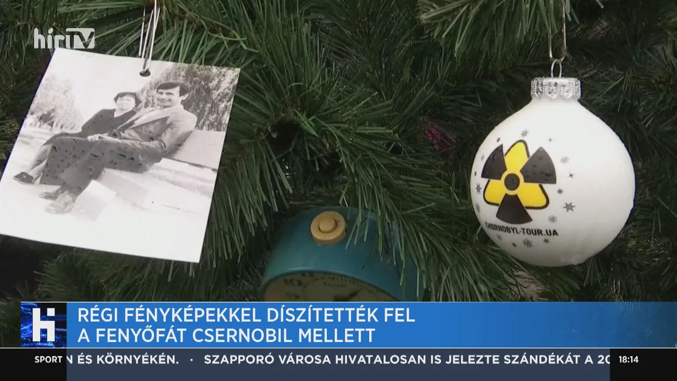 Régi fényképekkel díszítették fel a fenyőfát Csernobil mellett