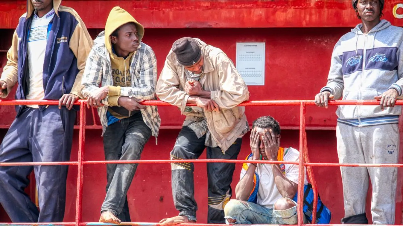 Megkezdődött az Olaszországba civil hajókkal érkezett migránsok szétosztása