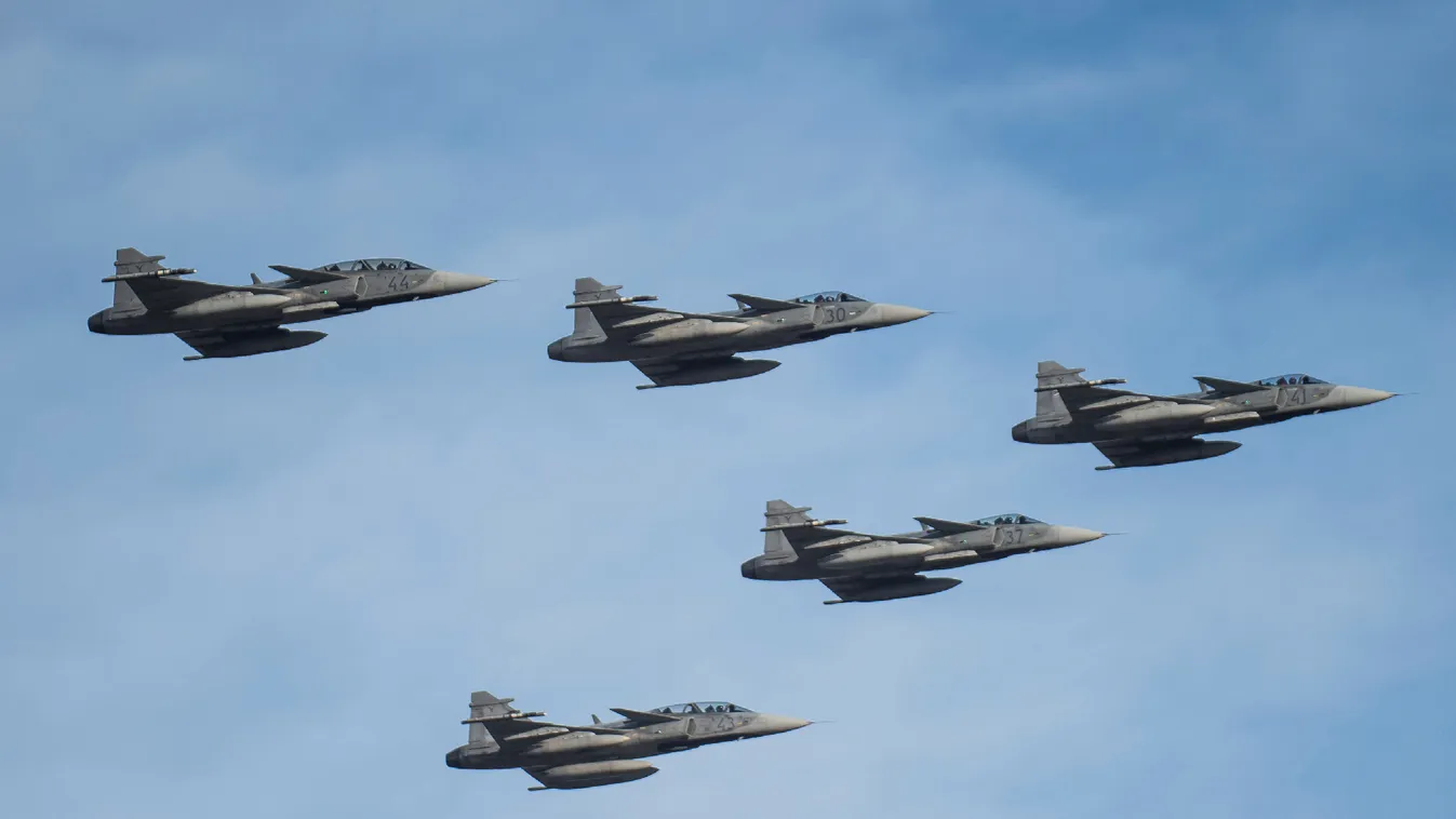 Visszatértek a megújult kecskeméti légi bázisra a Gripenek