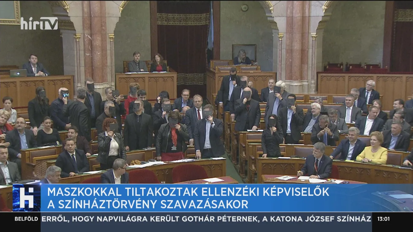 Maszkokkal tiltakoztak ellenzéki képviselők a színháztörvény szavazásakor