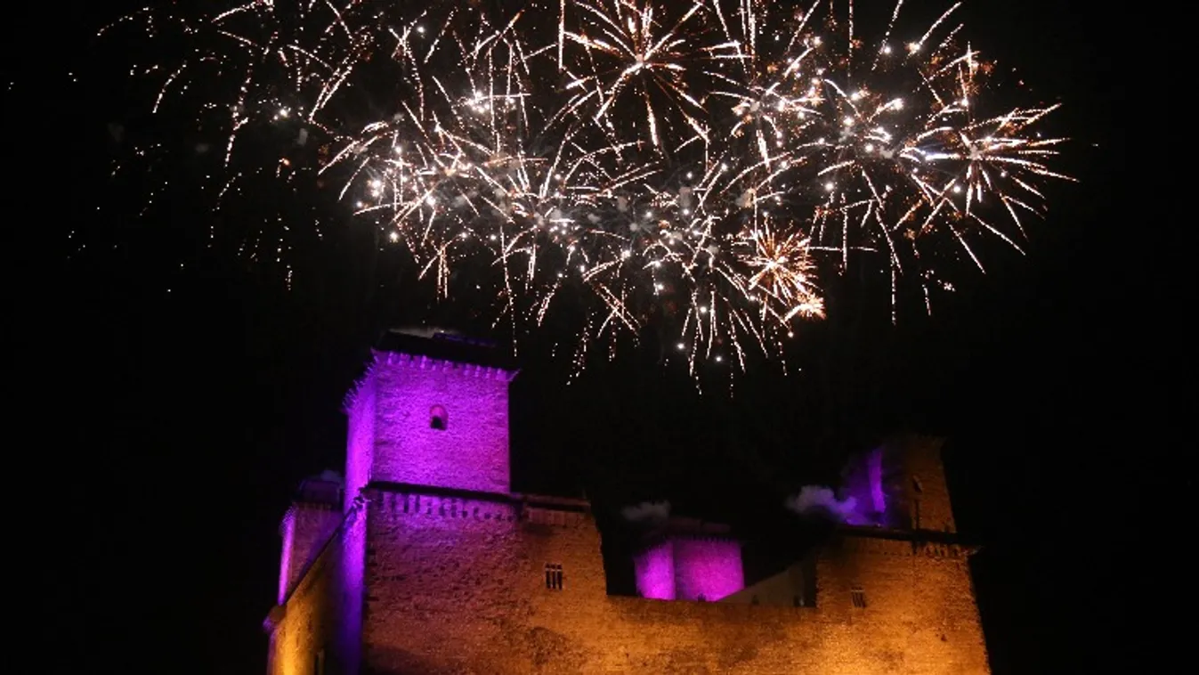 Adventi díszkivilágítást kapott a diósgyőri vár