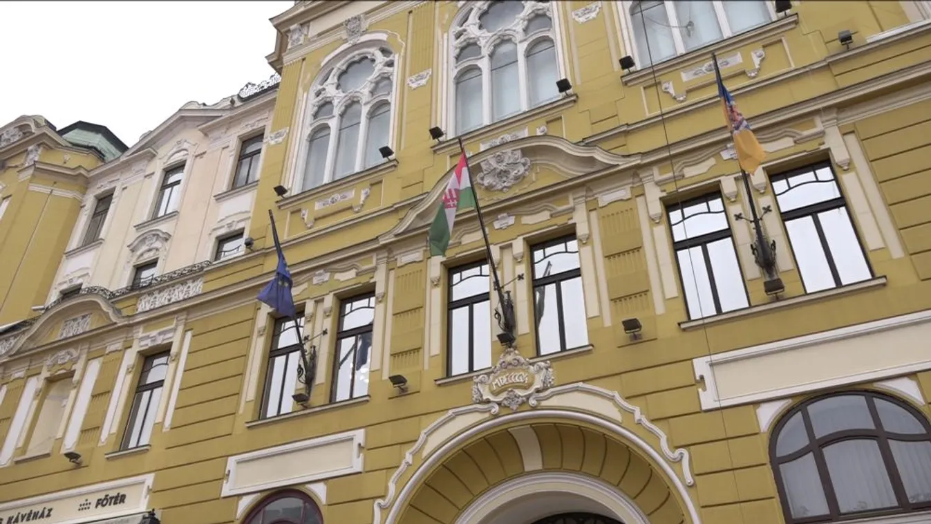 Mégsem ingyen világítják át a pécsi önkormányzati cégeket