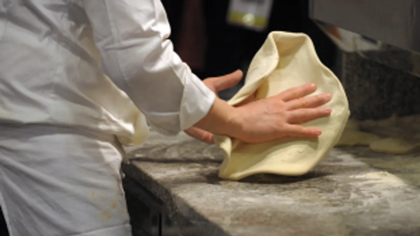 Gigászi pizzával gyűjtöttek pénzt a bozóttüzekkel harcoló tűzoltóknak Ausztráliában