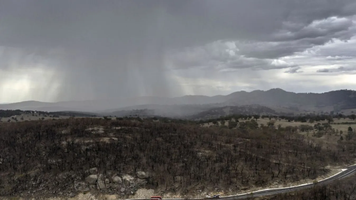 Áradásokat okoznak a heves zivatarok, de sok helyütt ég még a bozót és az erdő