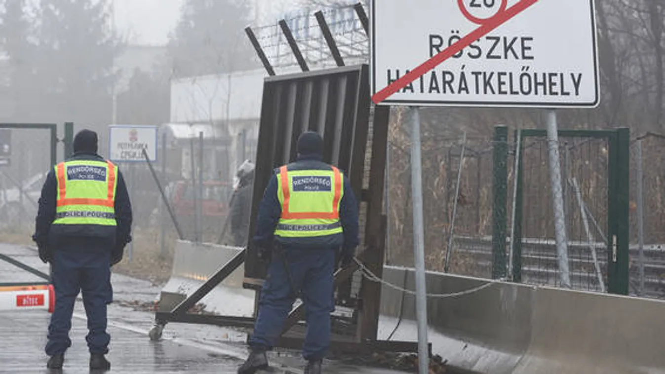 Egy év börtönre ítélték a röszkei átkelőnél elfogott migránsokat