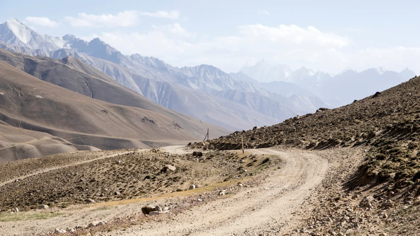 Lezuhant egy utasszállító repülőgép Afganisztánban, a tálibok jelentkeztek elkövetőként