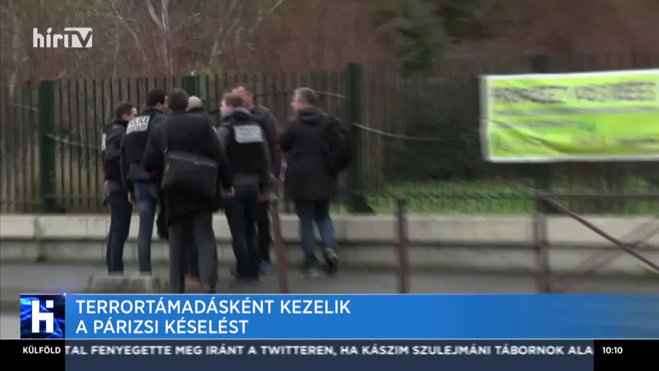 Terrortámadásként kezelik a párizsi késelést
