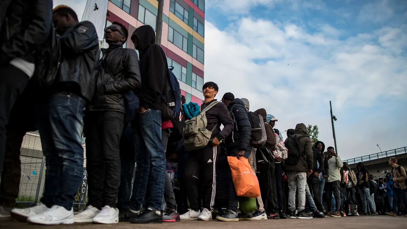 Nagy-Britanniába tartó migránsok tucatjait tartóztatták fel a La Manche csatornán