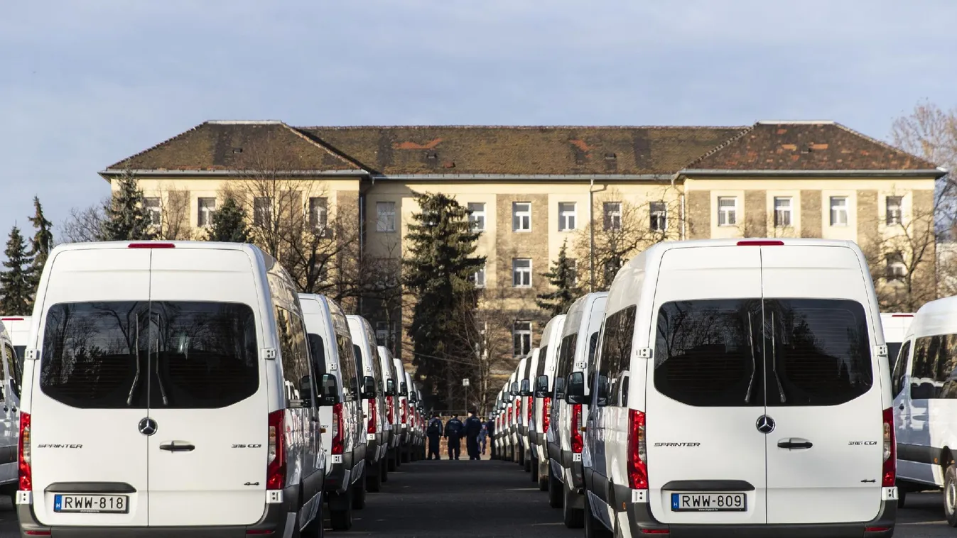 Új szolgálati mikrobuszokat kapott a rendőrség